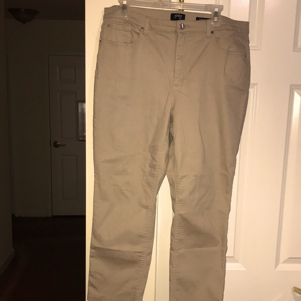 Jones New York Tan Lexington cuffed Capri pants. NWOT.